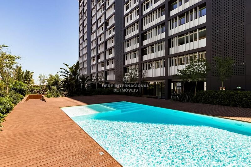 Апартаменты T3 Parque das Nações Lisboa - закрытый кондоминиум, термоизоляция, сад, бассейн, веранда, гараж, система кондиционирования, детская площадка, двойные стекла, звукоизоляция