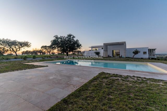 Herdade nova V5 Reguengos de Monsaraz - piscina, piso radiante, furo, equipada, jardim, água, painéis solares, ar condicionado, lareira, bbq, picadeiro