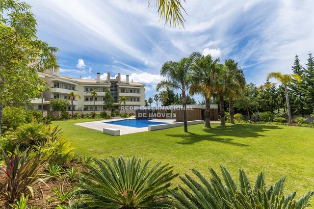 Apartamento de luxo T3 Quinta da Beloura São Pedro Penaferrim Sintra - jardim, aquecimento central, equipado, bbq, arrecadação, ar condicionado, garagem, ténis, piscina, terraço, lareira