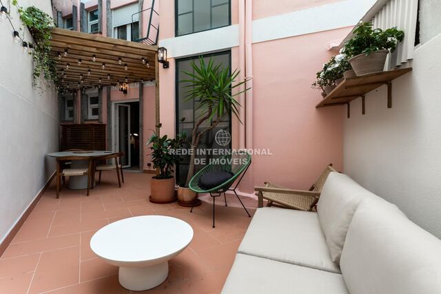 Apartamento Renovado T2 Príncipe Real Santo António Lisboa - vidros duplos, muita luz natural, caldeira, equipado, isolamento acústico, terraço, jardins, mobilado, ar condicionado