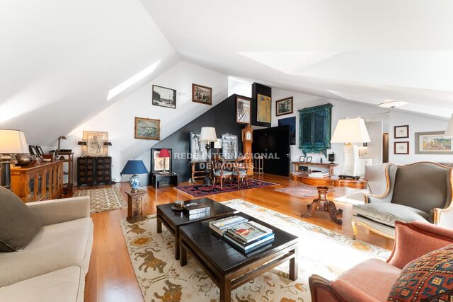 Apartamento T3 Duplex Santa Catarina Lisboa - ar condicionado, painel solar, jardim, arrecadação, piscina