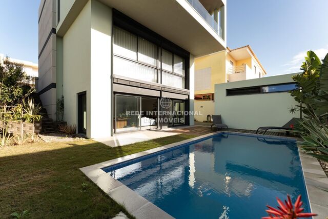 Moradia V3 Arneiro Cascais - painéis solares, varanda, jardim, cozinha equipada, alarme, terraço, garagem, piscina, ar condicionado, zonas verdes