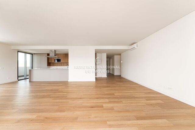 Apartamento novo T4 Miraflores Oeiras - varandas, equipado, ar condicionado, piso radiante, zonas verdes, piscina, arrecadação, parqueamento