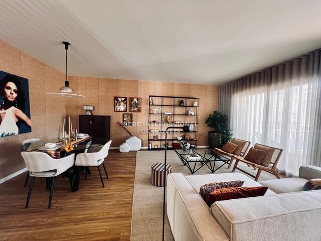 Apartamento T3 de luxo Loures - condomínio fechado, jardim, varandas, ar condicionado, zonas verdes, equipado, painéis solares, piscina