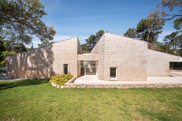 House Single storey V4 Quinta da Marinha Cascais - air conditioning, garden, fireplace, solar panels, garage, video surveillance, swimming pool, alarm