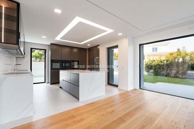 Moradia V5 Isolada Birre Cascais - ar condicionado, garagem, painéis solares, isolamento térmico, alarme, jardim, piscina