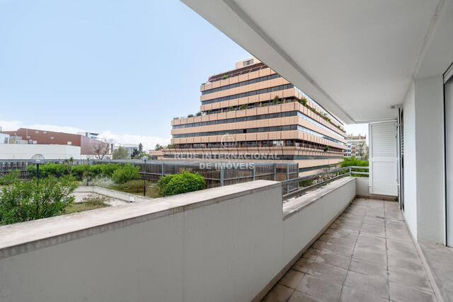 Apartamento T2 Saldanha Avenidas Novas Lisboa - varanda, vidros duplos, garagem, isolamento térmico, ar condicionado, arrecadação, jardim
