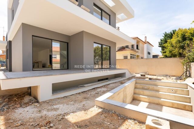 Moradia V4 Cascais - ar condicionado, piscina, painéis solares, isolamento térmico, varandas, jardim