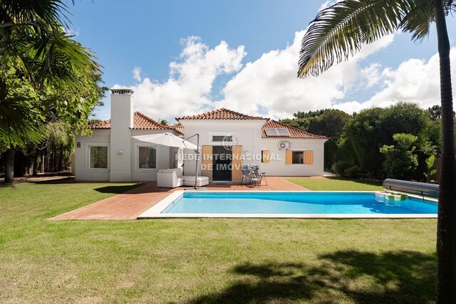 Moradia Térrea V3 Quinta da Marinha Cascais - aquecimento central, jardim, garagem, ar condicionado, piscina, lareira, painéis solares