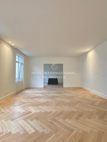 Apartment Refurbished 5 bedrooms Avenida da Liberdade Santo António Lisboa - barbecue, garage, store room, parking space, kitchen, boiler, thermal insulation, terrace, balcony, garden, air conditioning