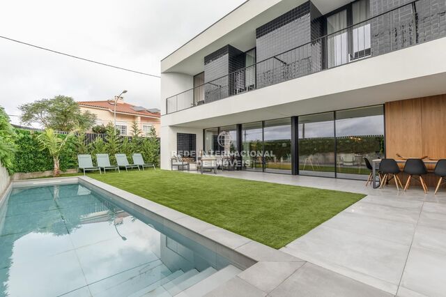 House V4 Luxury Porto Salvo Oeiras e São Julião da Barra - automatic gate, balcony, garden, alarm, parking lot, swimming pool, air conditioning, double glazing, barbecue, fireplace