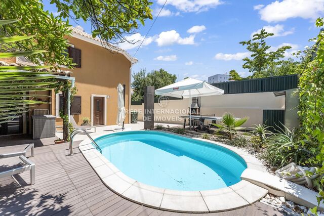 House Modern 3 bedrooms Encarnação Lisboa - terrace, green areas, swimming pool, solar panels, alarm, garden, air conditioning, attic, fireplace, heat insulation, garage, barbecue