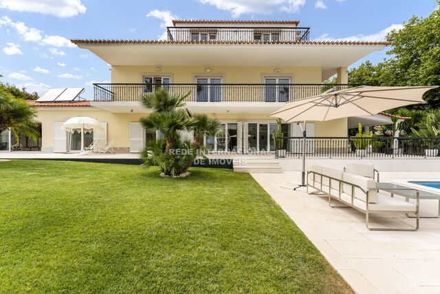 House Refurbished V6 Cascais - garden, automatic gate, automatic irrigation system, garage, alarm, fireplace, barbecue, equipped kitchen, double glazing, underfloor heating, swimming pool, terrace, solar panels
