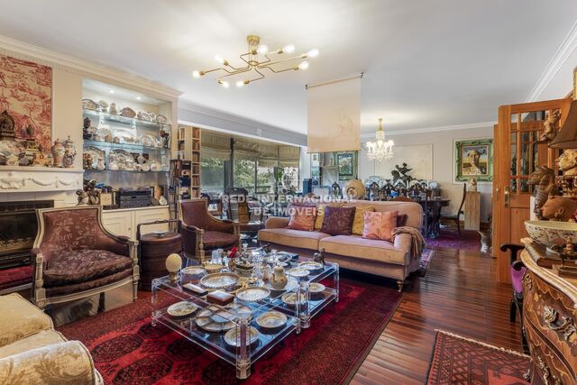 Apartment excellent condition 5 bedrooms Lisboa - balcony, fireplace, garage, air conditioning