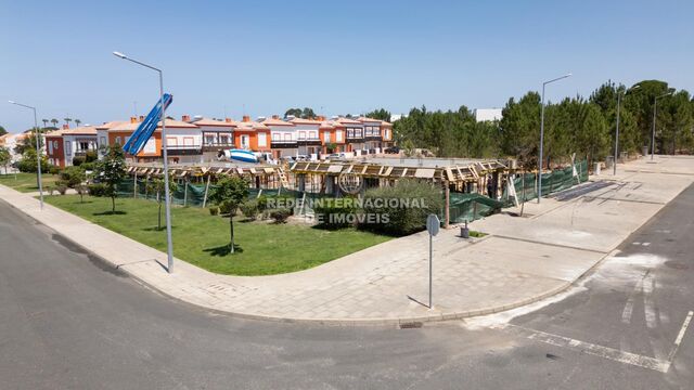 жилой дом V4 современная Santiago do Cacém - спокойная зона, двойные стекла, гараж, экипированная кухня, веранда, солнечные панели, термоизоляция, автоматические ворота, камин