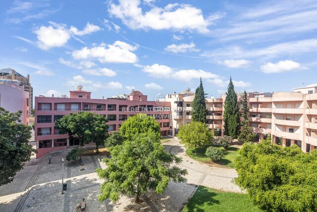 Apartamento T3 em bom estado Bairro do Rosário Cascais - parqueamento, lareira, garagem, varanda