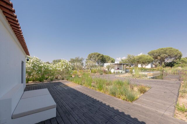 Moradia V5 Remodelada Sobreiras Altas Grândola - ar condicionado, piso radiante, vidros duplos, jardim, aquecimento central, terraço, lareira, piscina