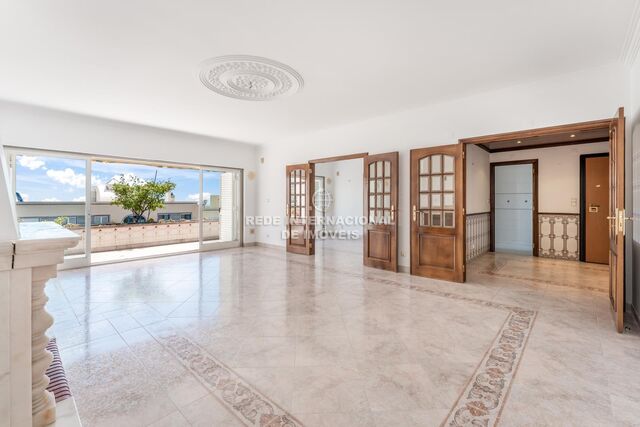 Apartment T3 Parque dos Poetas Oeiras - , ,