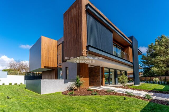 House Luxury V6 Cascais - balcony, air conditioning, acoustic insulation, garage, garden, swimming pool, fireplace, solar panels, sauna
