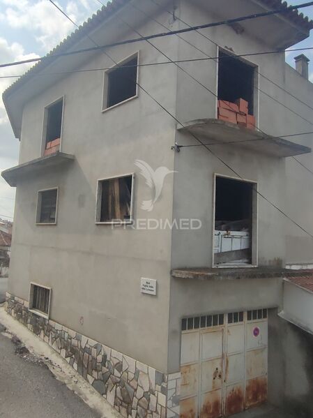 Building in the center Amiais de Baixo Santarém - easy access