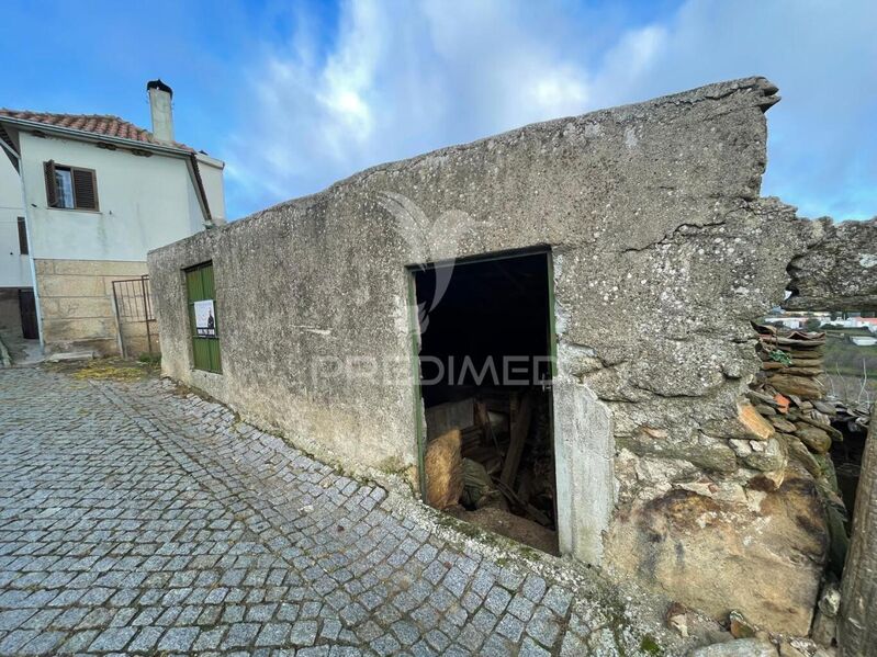 Armazém com 32m2 Aveloso Meda