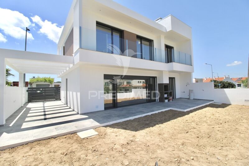 House 4 bedrooms new Amora Seixal - double glazing, balcony, garden, solar panels, air conditioning, equipped kitchen, swimming pool