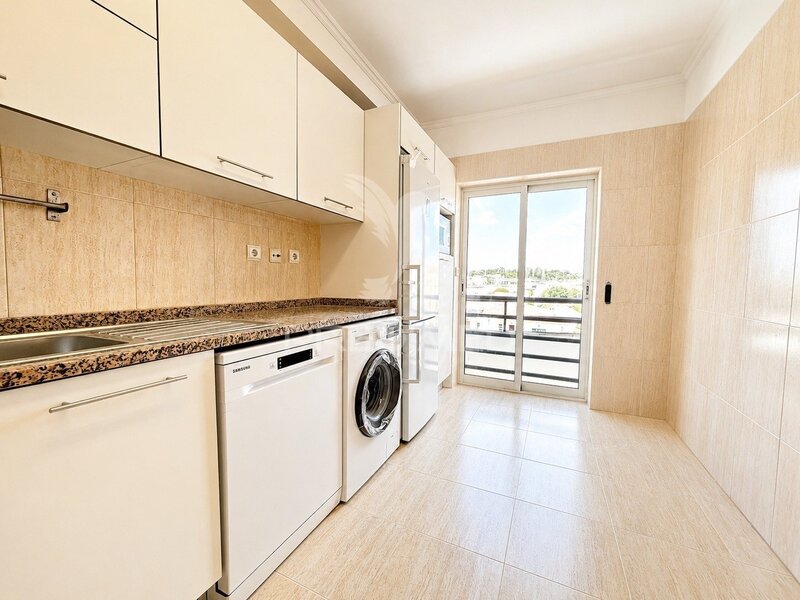 Apartamento T2 Almada - arrecadação, 3º andar