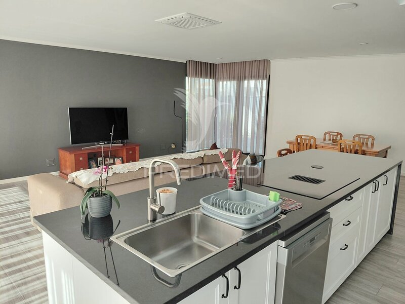 Casa Típica V3 Grândola - paneles solares, aire acondicionado, terrazas, doble acristalamiento, puerta automática, cocina equipada, piscina, jardín, garaje