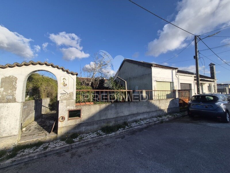 Lote de terreno com 300m2 Palmela - bons acessos, água, garagem