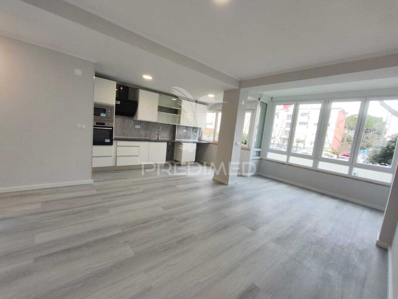 Apartamento T2 Remodelado bem localizado Oeiras - arrecadação, varanda
