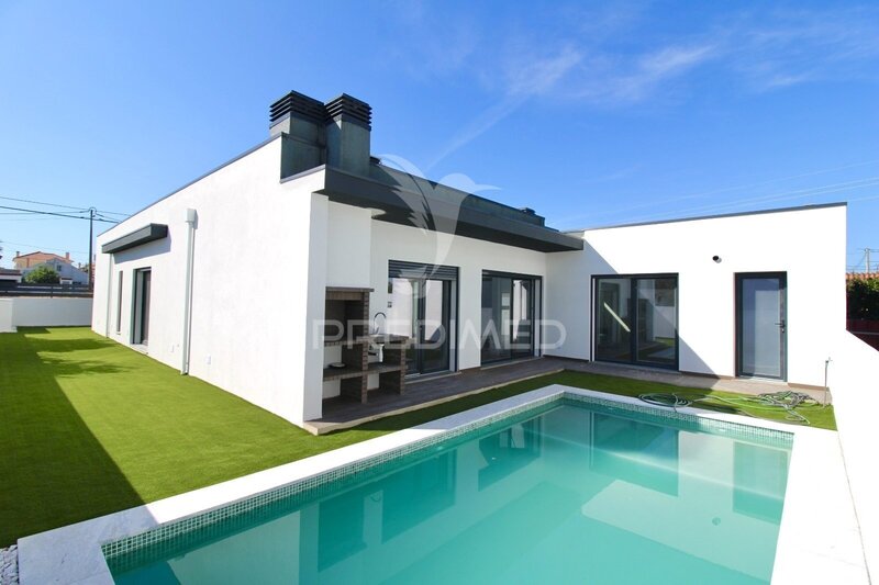 House Single storey 4 bedrooms Fernão Ferro Seixal - swimming pool, garden, solar panels, barbecue, automatic gate, air conditioning, double glazing