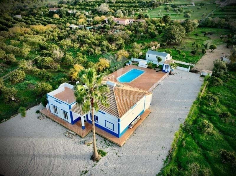House 3 bedrooms Porches Lagoa (Algarve) - swimming pool, garden, equipped kitchen, central heating, fireplace, barbecue, solar heating, air conditioning, terrace