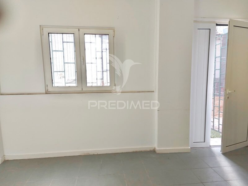 Loja Transformada em Apartamento T1