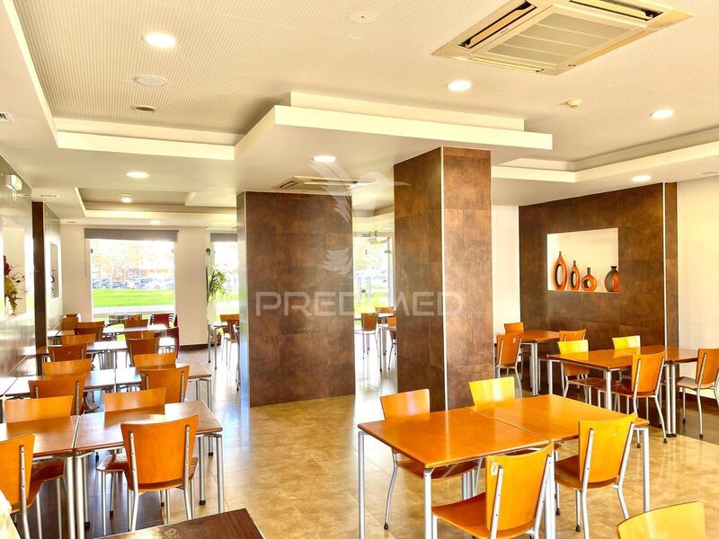 Rest./Coffee shop Equipado en zona residencial Sines - esplanada, 2 frentes, amueblado, cocina