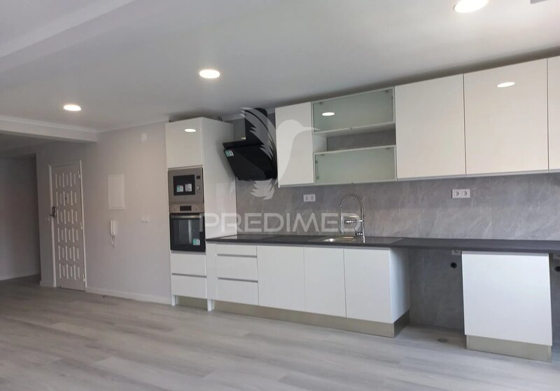 Apartamento Moderno em excelente estado T4 Amora Seixal - vidros duplos, cozinha equipada, varanda, marquise