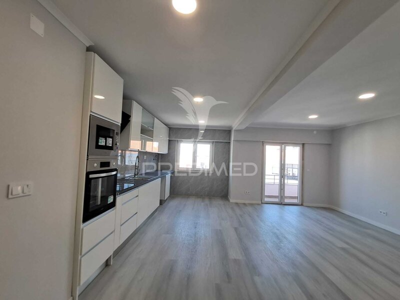 Apartment Refurbished excellent condition 4 bedrooms Amora Seixal - double glazing, fireplace, balcony