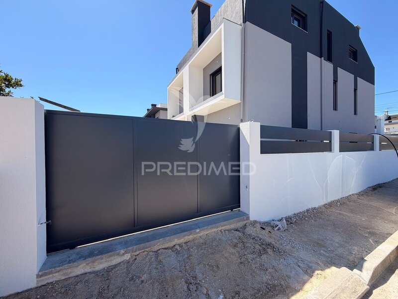 Moradia V4 Geminada Fernão Ferro Seixal - varandas, sótão, bbq