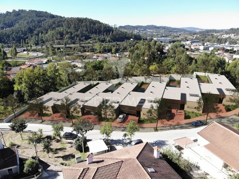 Moradia nova V4 Braga - painéis solares, ar condicionado, cozinha equipada, garagem, piscina, alarme, portão automático