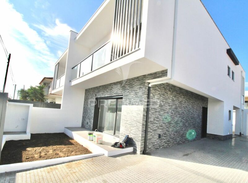 House 3 bedrooms Semidetached in the center Fernão Ferro Seixal - quiet area, fireplace, balcony, barbecue, balconies