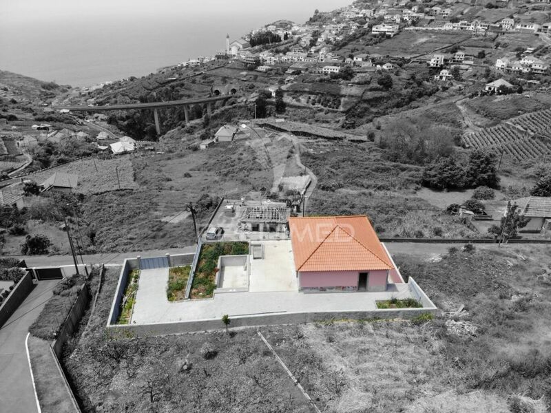 Moradia de luxo em construção V3 Campanário Ribeira Brava para comprar - piscina, jardim, bbq, cozinha equipada, vista mar, excelente localização, painéis solares
