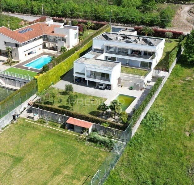 House V4 Luxury Barco Guimarães - balcony, solar panels, fireplace, garage, automatic irrigation system, air conditioning, double glazing, terrace, plenty of natural light, swimming pool, underfloor heating, garden