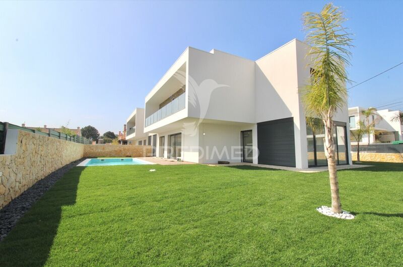 House V4 nouvelle Corroios Seixal - balcony, double glazing, swimming pool, solar panels, alarm, garage, garden, terrace