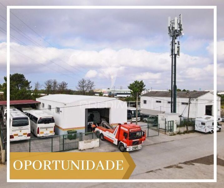 Casa Industrial com 346m2 Fernão Ferro Seixal