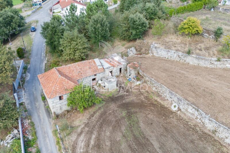 Casa V3 Geminada para recuperar Guimarães