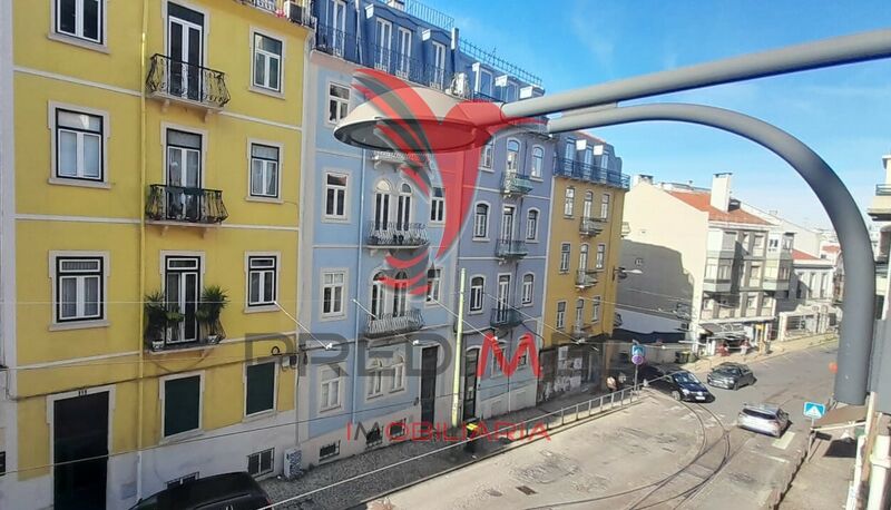 Apartment 2 bedrooms in good condition Arroios Lisboa - double glazing, 2nd floor, air conditioning