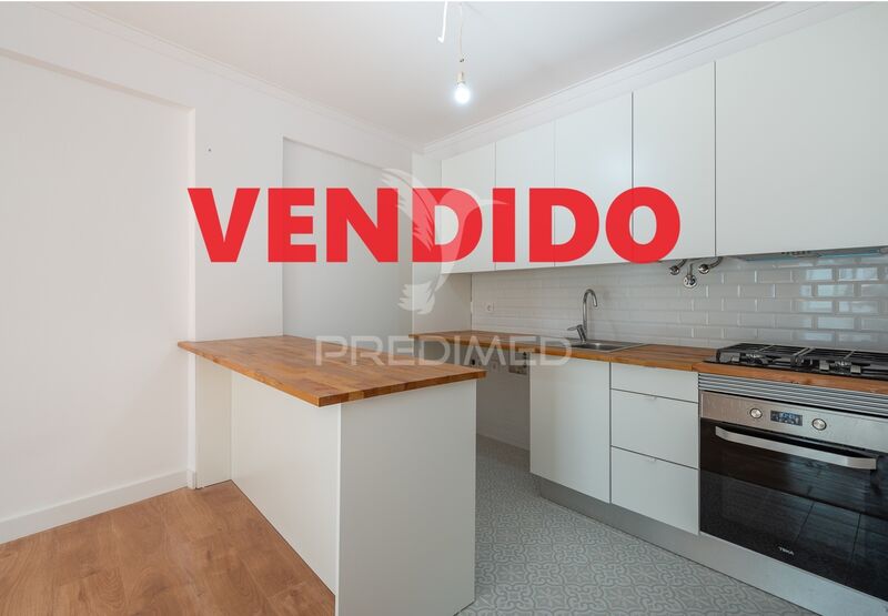 Apartamento T1 Remodelado com boas áreas Almada - marquise, cozinha equipada, muita luz natural, 2º andar