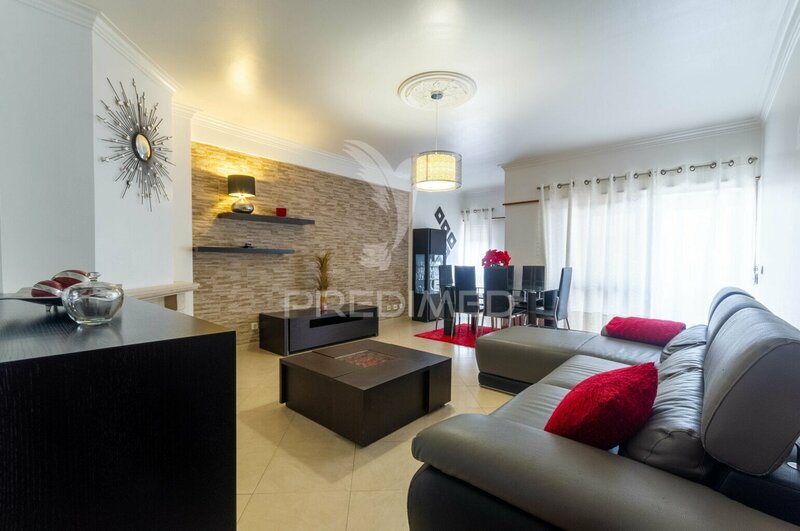 Apartamento T3 em bom estado Sintra - excelente localização, muita luz natural, lareira, sótão, arrecadação, jardins, varanda
