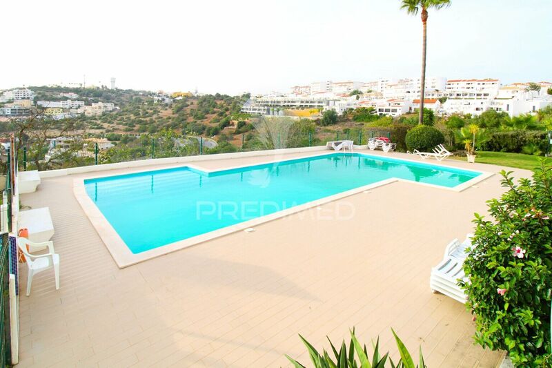 Apartamento em bom estado T2 Albufeira - piscina, lareira, varanda, vista mar, condomínio fechado, excelente localização, ar condicionado, vidros duplos