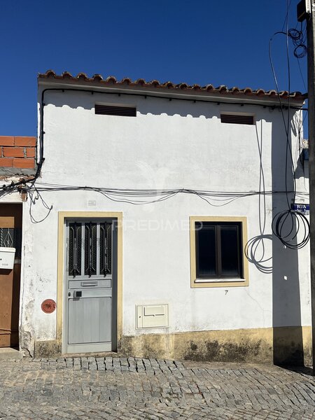 Oportunidade em Galveias: Moradia T3 para Recuperar com Quintal
