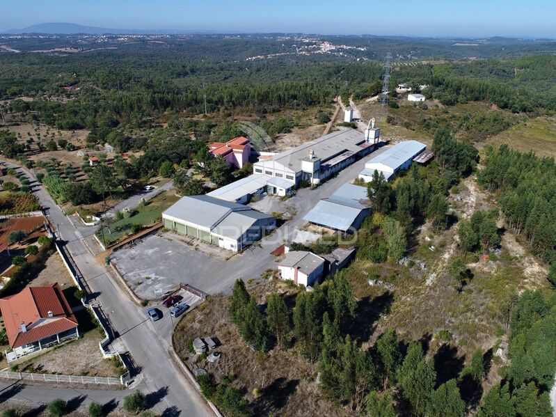 Armazéns Industrial com 4410m2 Tomar - estacionamento, fácil acesso